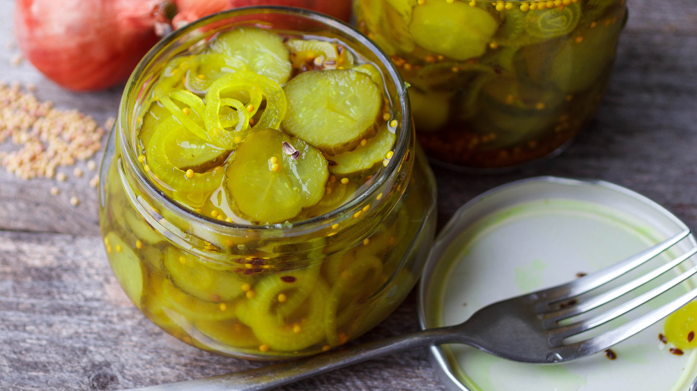Can you have pickles on a low carb diet? Which ones are ok, and will you still lose weight? Check out Personal Trainer Food's complete low-carb grocery list for picking the perfect low-carb condiments. 